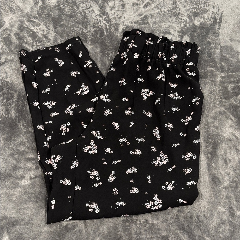 Black and White Floral Print Pants
EUC